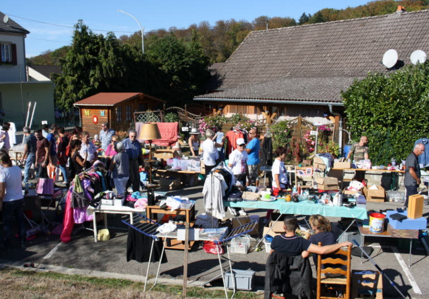 Visiteurs et stands installés dans une rue de Fulleren lors du marché aux puces